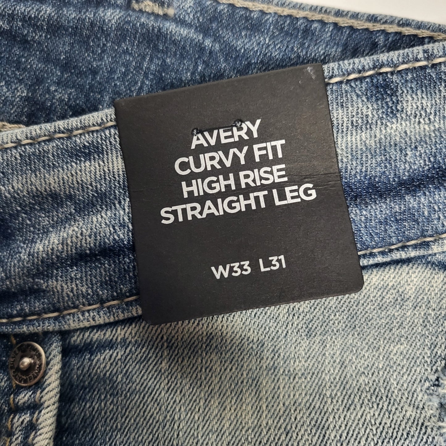 SILVER JEANS CO. Avery Curvy Fit High Rise Straight Leg Sz 33/31 Light Indigo