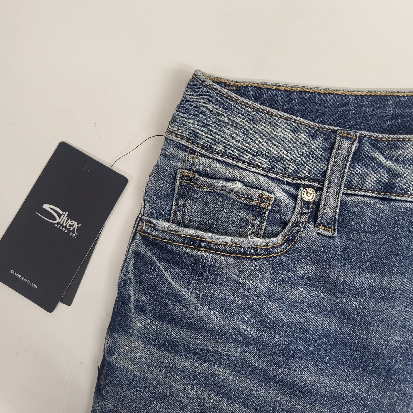 SILVER JEANS CO. Suki Curvy Fit Mid Rise Capri Eco Friendly Sz 29/23.5 Indigo