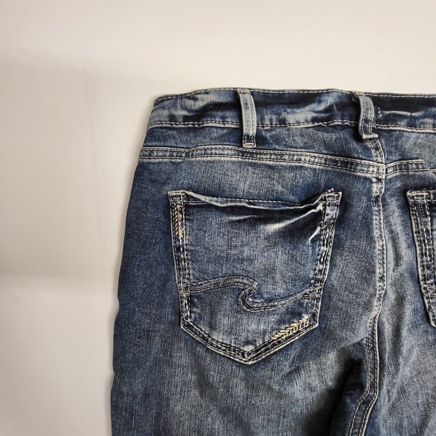 SILVER JEANS CO Suki Curvy Mid Rise Capri Women's Sz 33/23.5 L4396EPX224