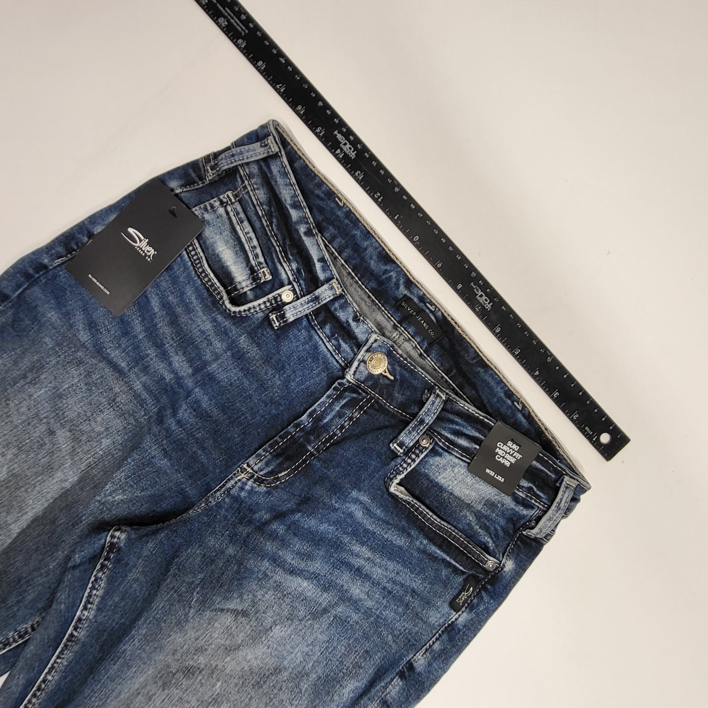 SILVER JEANS CO Suki Curvy Mid Rise Capri Women's Sz 33/23.5 L4396EPX224