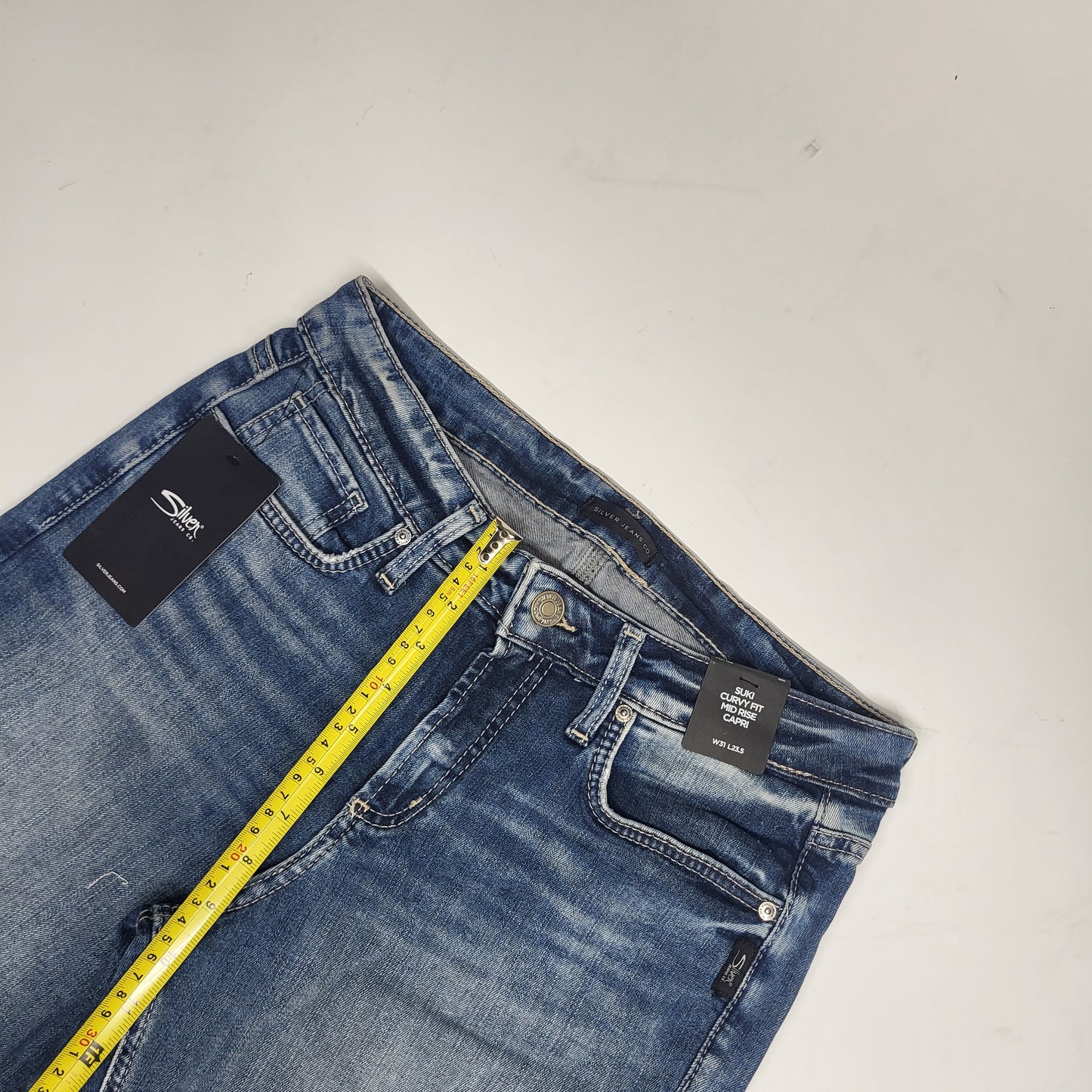 SILVER JEANS CO. Suki Curvy Fit Mid Rise Capri Sz 31/23.5 Light Indigo L43916EPX224