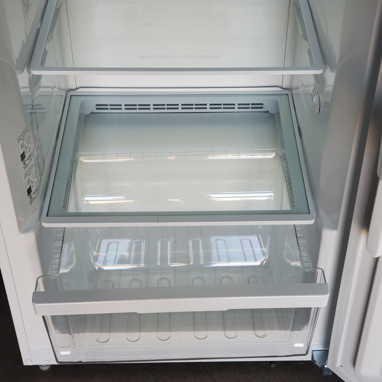 INSIGNIA Convertible Upright Freezer Energy Star 13.8 Cu. Ft. 28"wx30"dx62"t NS-UZ14WH0 (Like New)