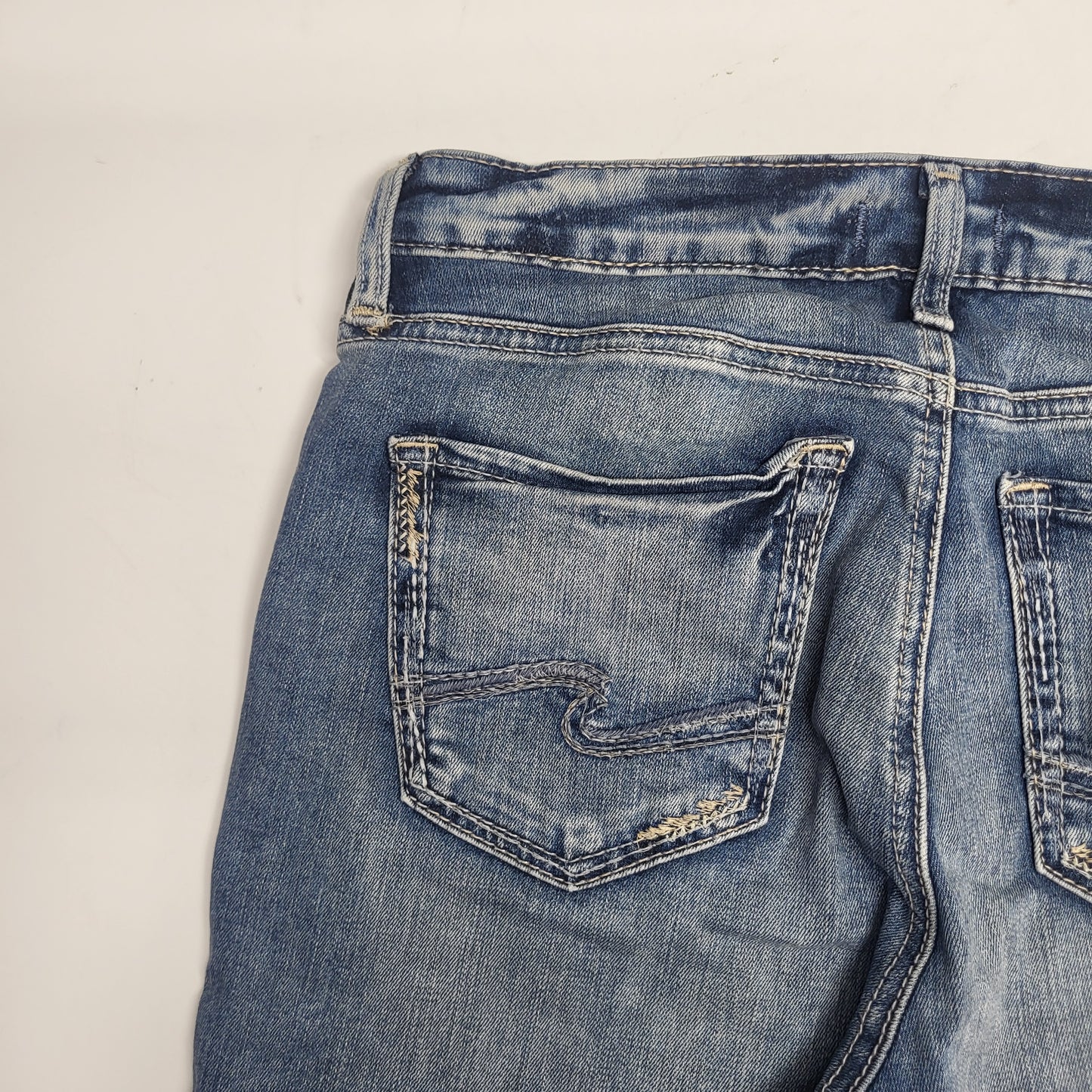 SILVER JEANS CO. Suki Curvy Fit Mid Rise Capri Sz 31/23.5 Light Indigo L43916EPX224