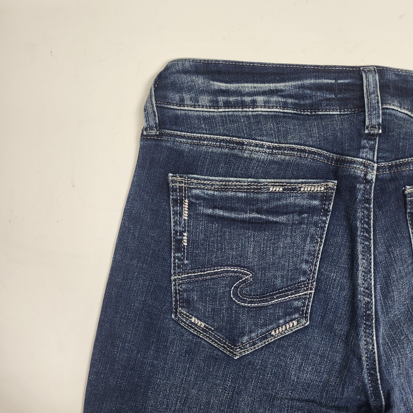 SILVER JEANS CO Suki Curvy Fit Mid Rise Capri Sz 25/23.5 Indigo L43916SCV389