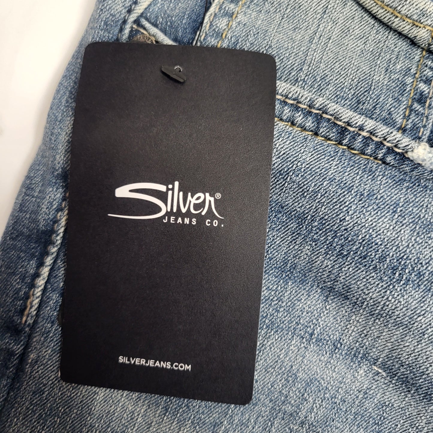 SILVER JEANS CO. Avery Curvy Fit High Rise Straight Leg Sz 33/31 Light Indigo