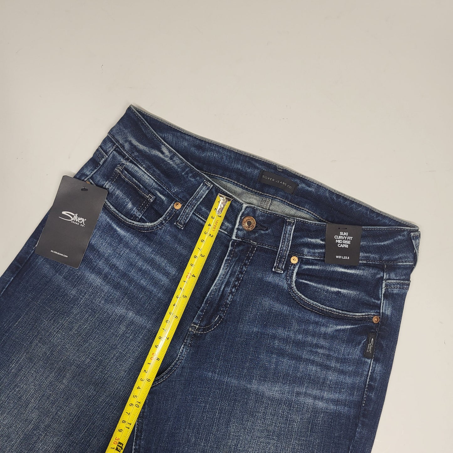 SILVER JEANS CO Suki Curvy Fit Mid Rise Capri Sz 31/23.5 Indigo L43916SCV389