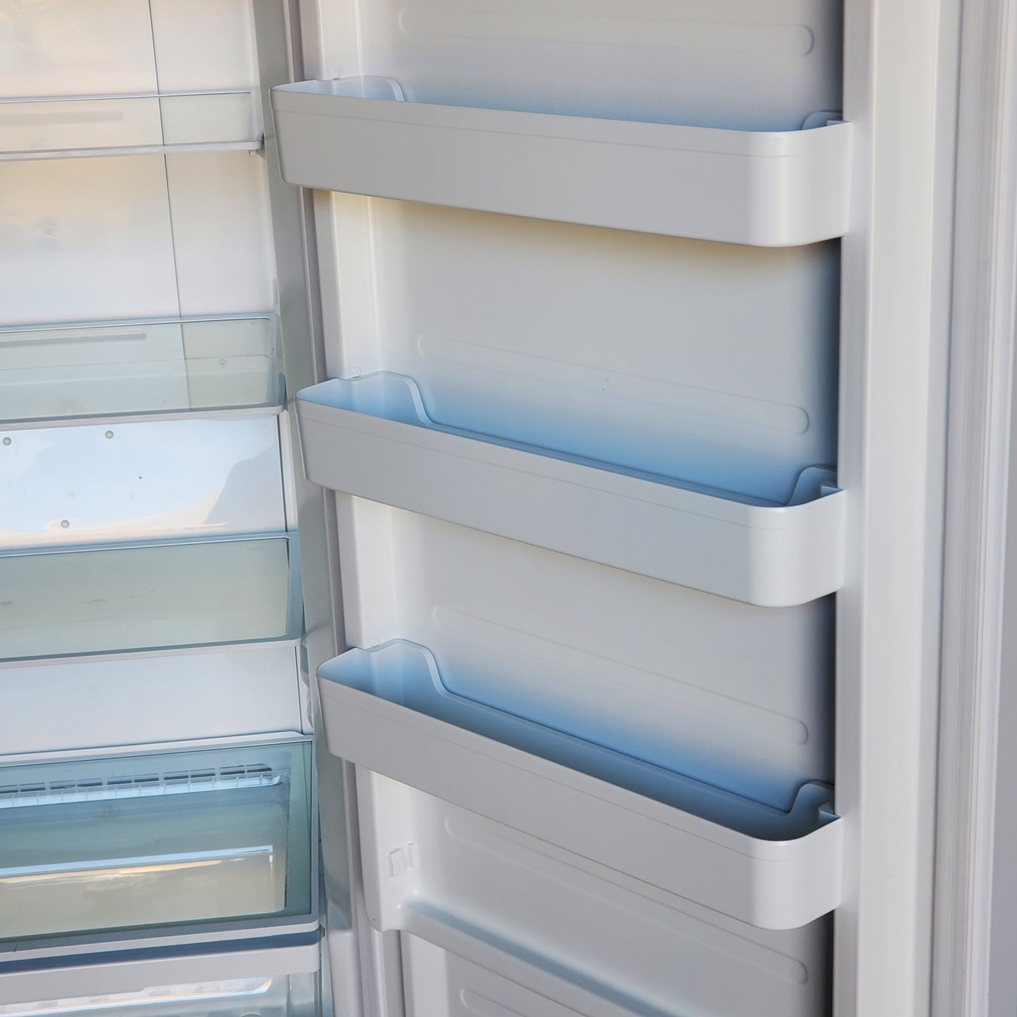 INSIGNIA Convertible Upright Freezer Energy Star 13.8 Cu. Ft. 28"wx30"dx62"t NS-UZ14WH0 (Like New)