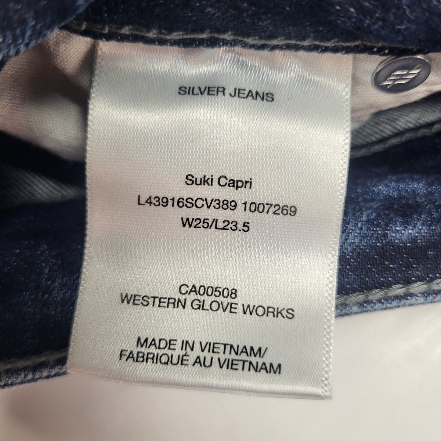 SILVER JEANS CO Suki Curvy Fit Mid Rise Capri Sz 25/23.5 Indigo L43916SCV389