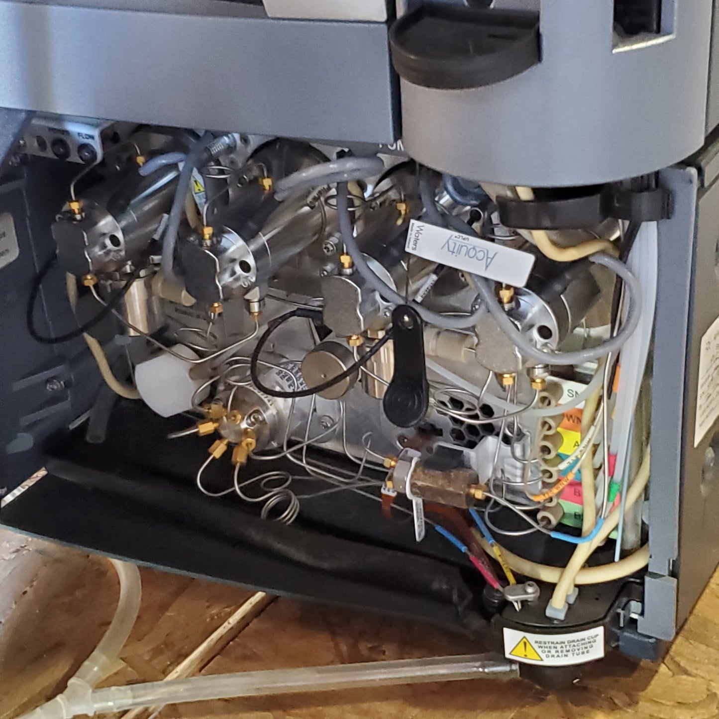 ACQIOTY Ultra Performance LC System W/ Sample Organizer, FLR & PDA Detectors, Column & Sample & Binary Solvent Managers (For Parts Or Not Working)