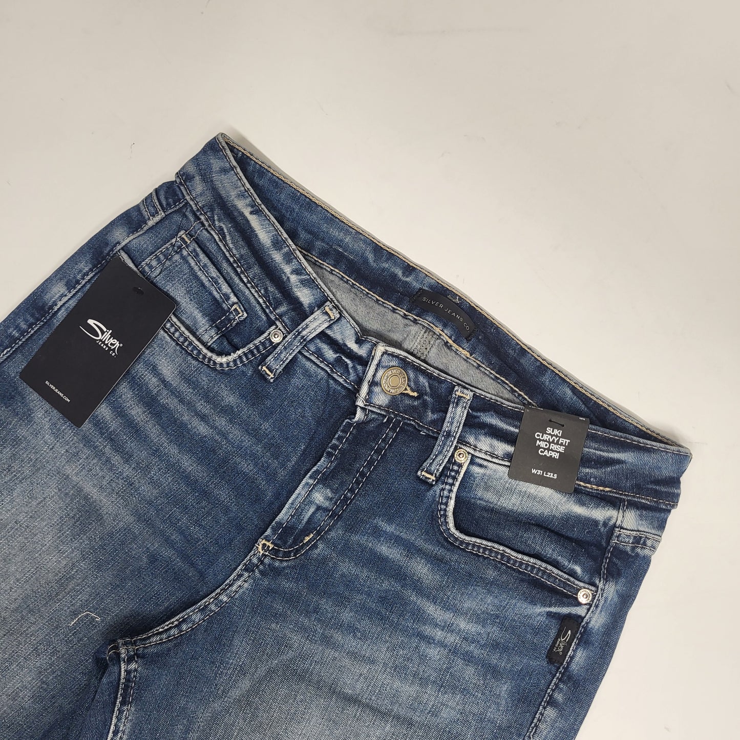 SILVER JEANS CO. Suki Curvy Fit Mid Rise Capri Sz 31/23.5 Light Indigo L43916EPX224