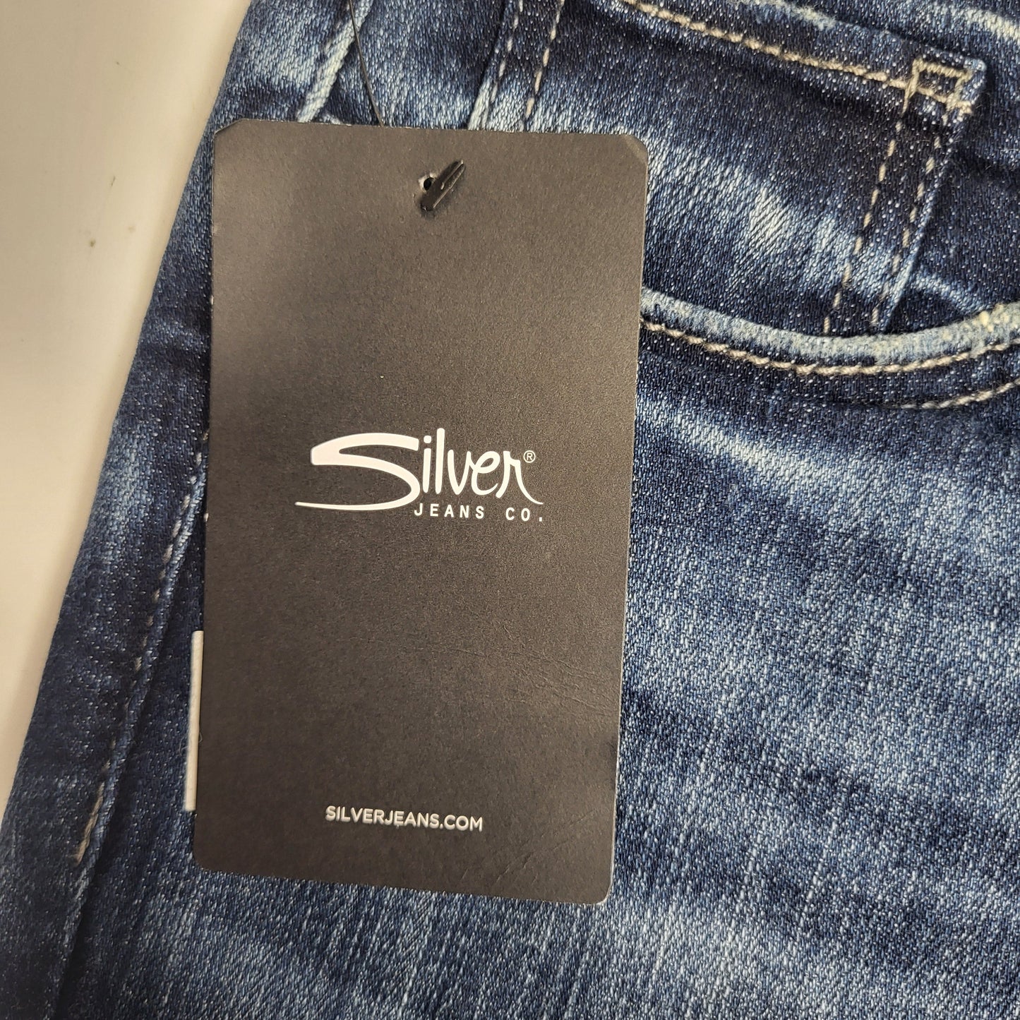 SILVER JEANS CO Suki Curvy Fit Mid Rise Capri Sz 25/23.5 Indigo L43916SCV389