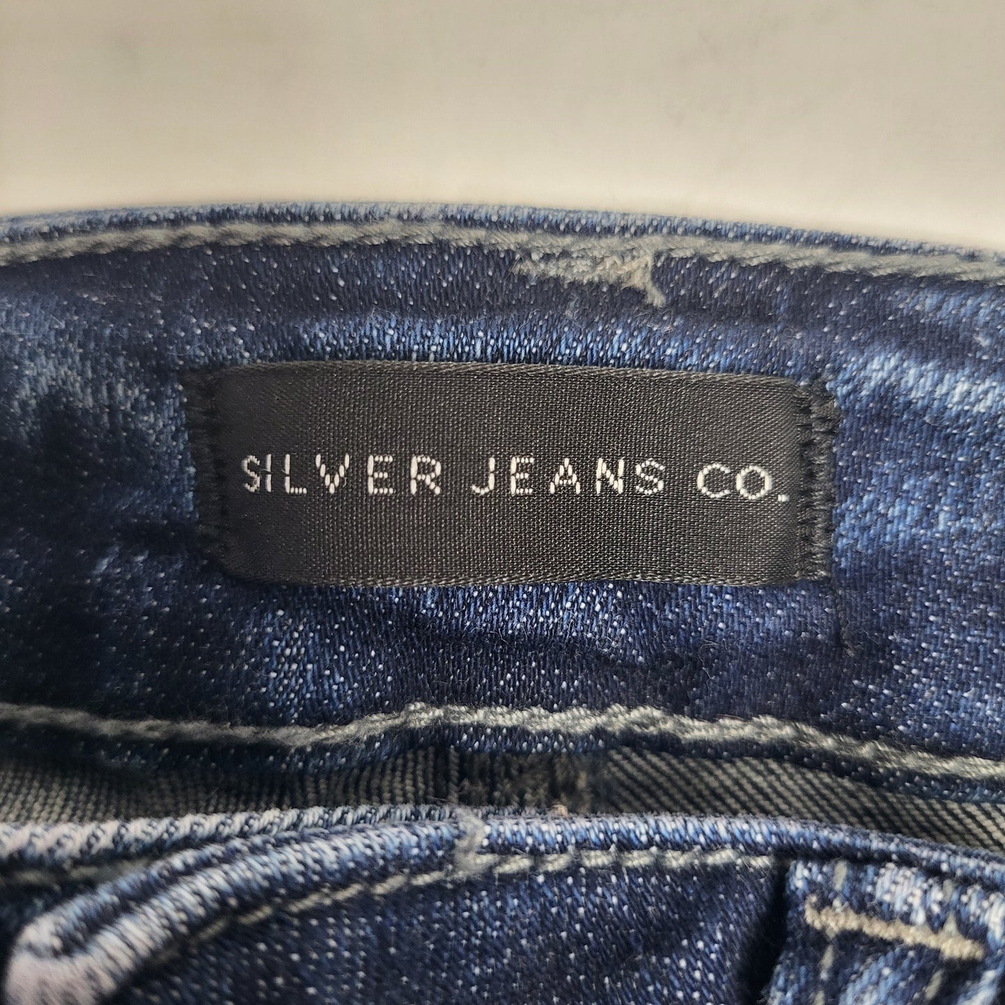 SILVER JEANS CO Suki Curvy Fit Mid Rise Capri Sz 25/23.5 Indigo L43916SCV389
