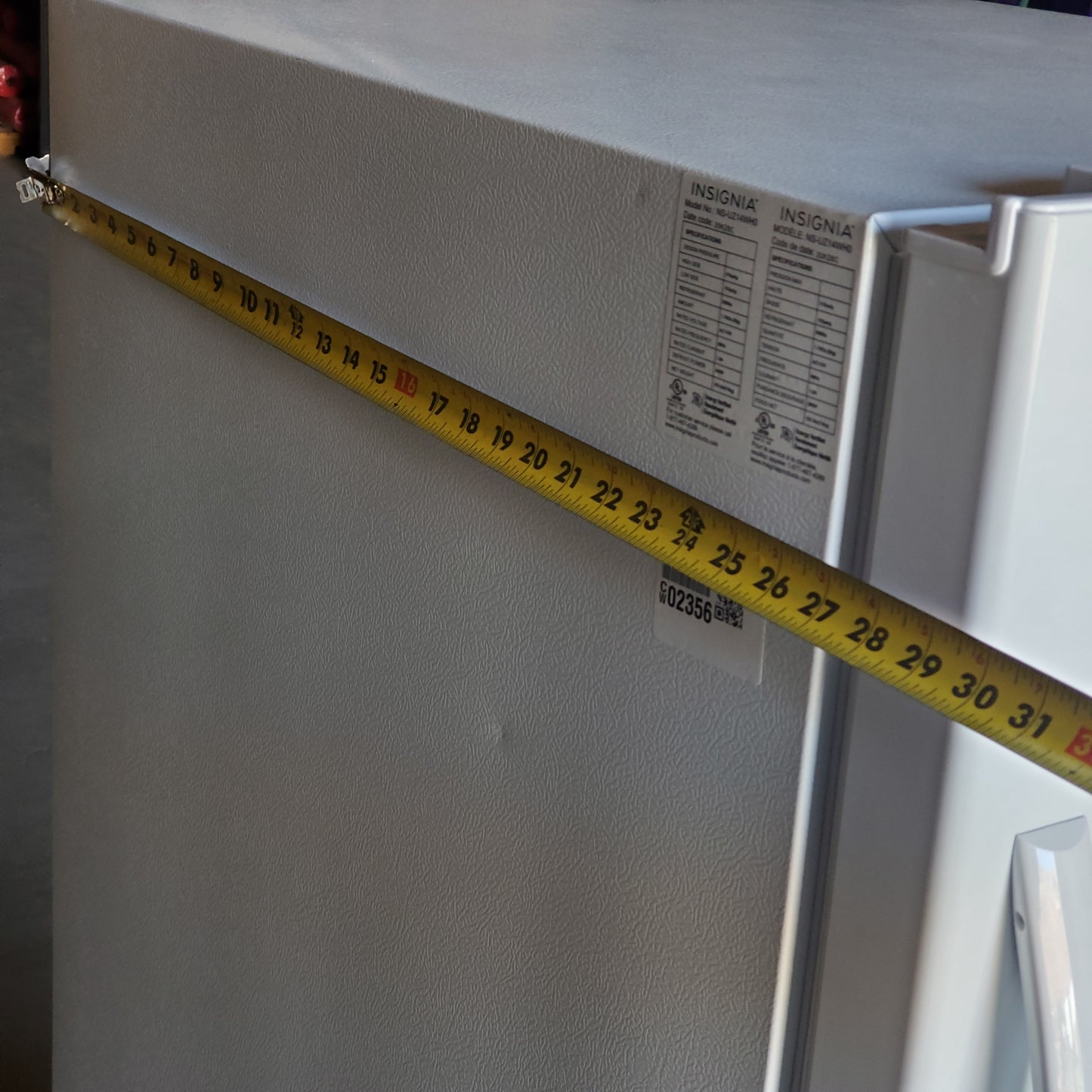 INSIGNIA Convertible Upright Freezer Energy Star 13.8 Cu. Ft. 28"wx30"dx62"t NS-UZ14WH0 (Like New)