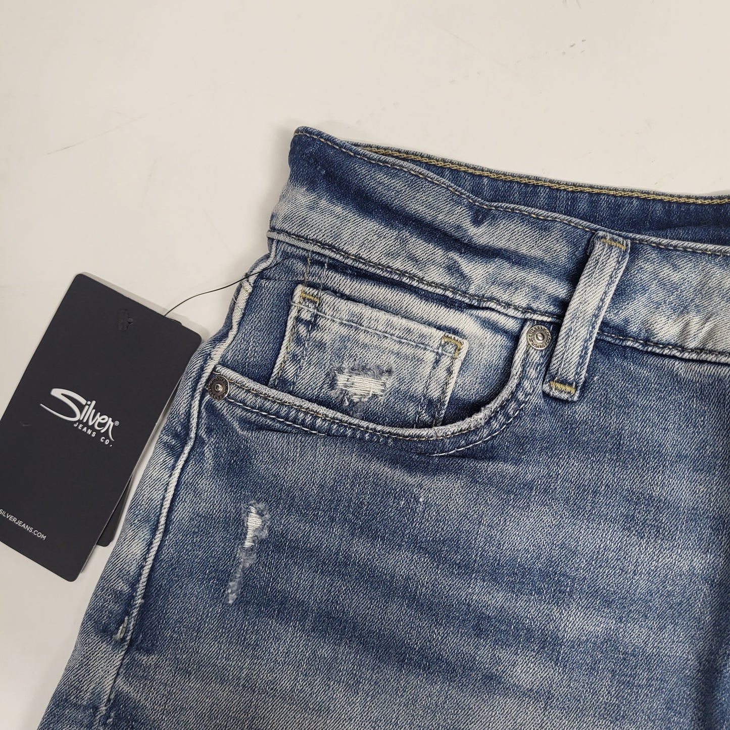 SILVER JEANS CO. Suki Curvy Fit Mid Rise Short Sz 28/4 Indigo L53960EPX199