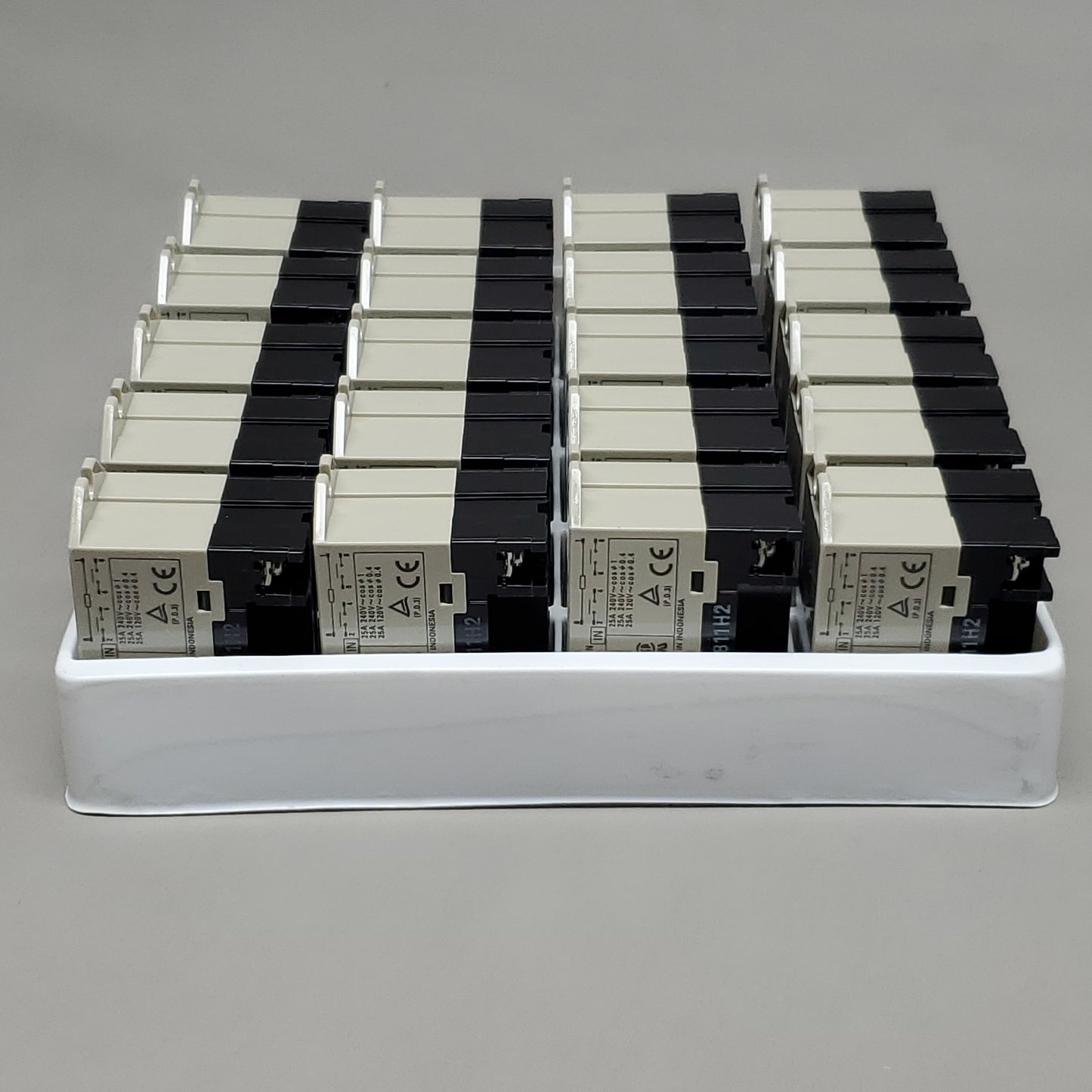 OMRON 20 Pack of Enclosed Power Relays 6 Pin 24VDC G7L-2A-BUBJ-CB-IN (New)