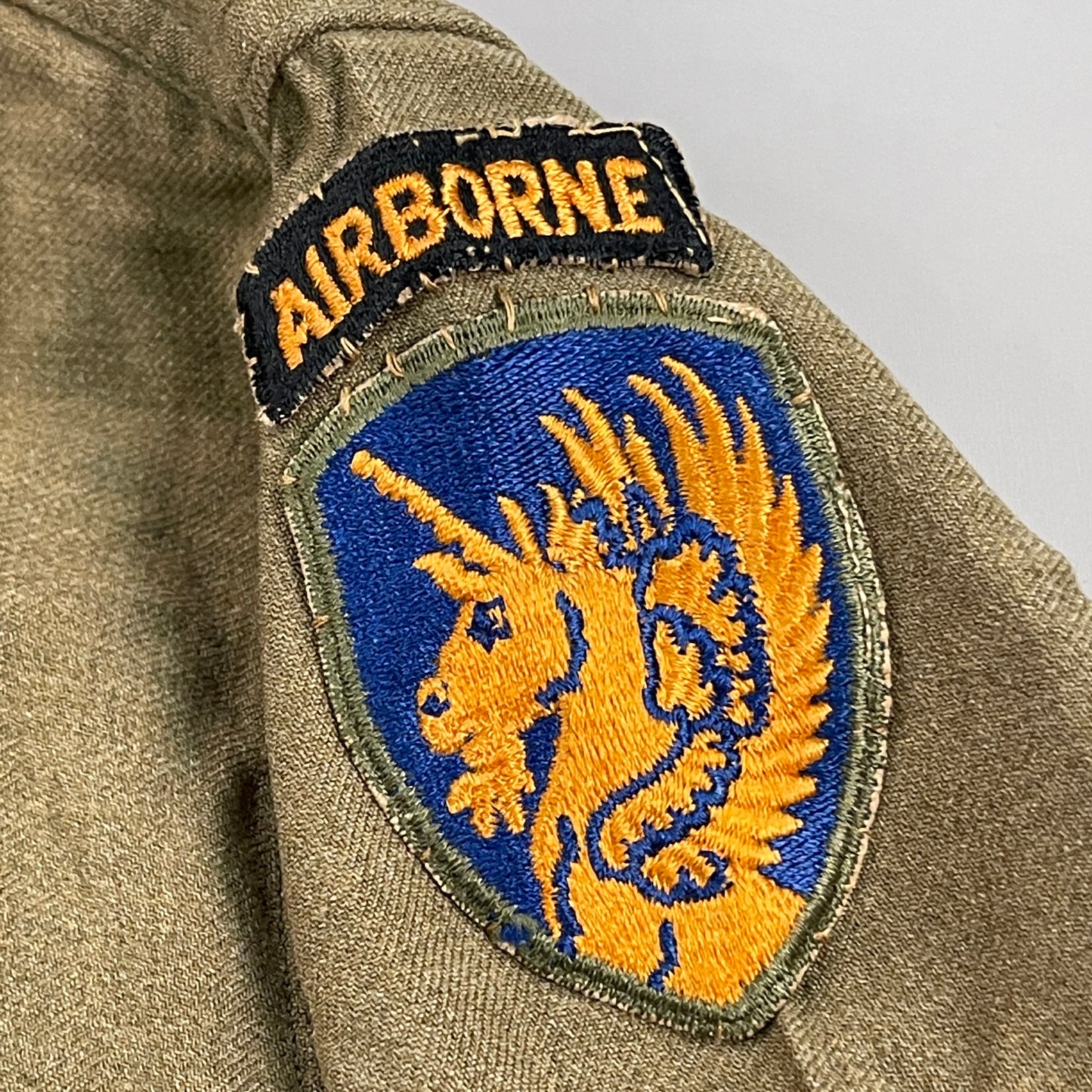 WWII U.S. ARMY 13th AIRBORNE DIVISION Golden Unicorn Patch Button-Down Shirt VINTAGE Men's Sz M Green (Pre-Owned)