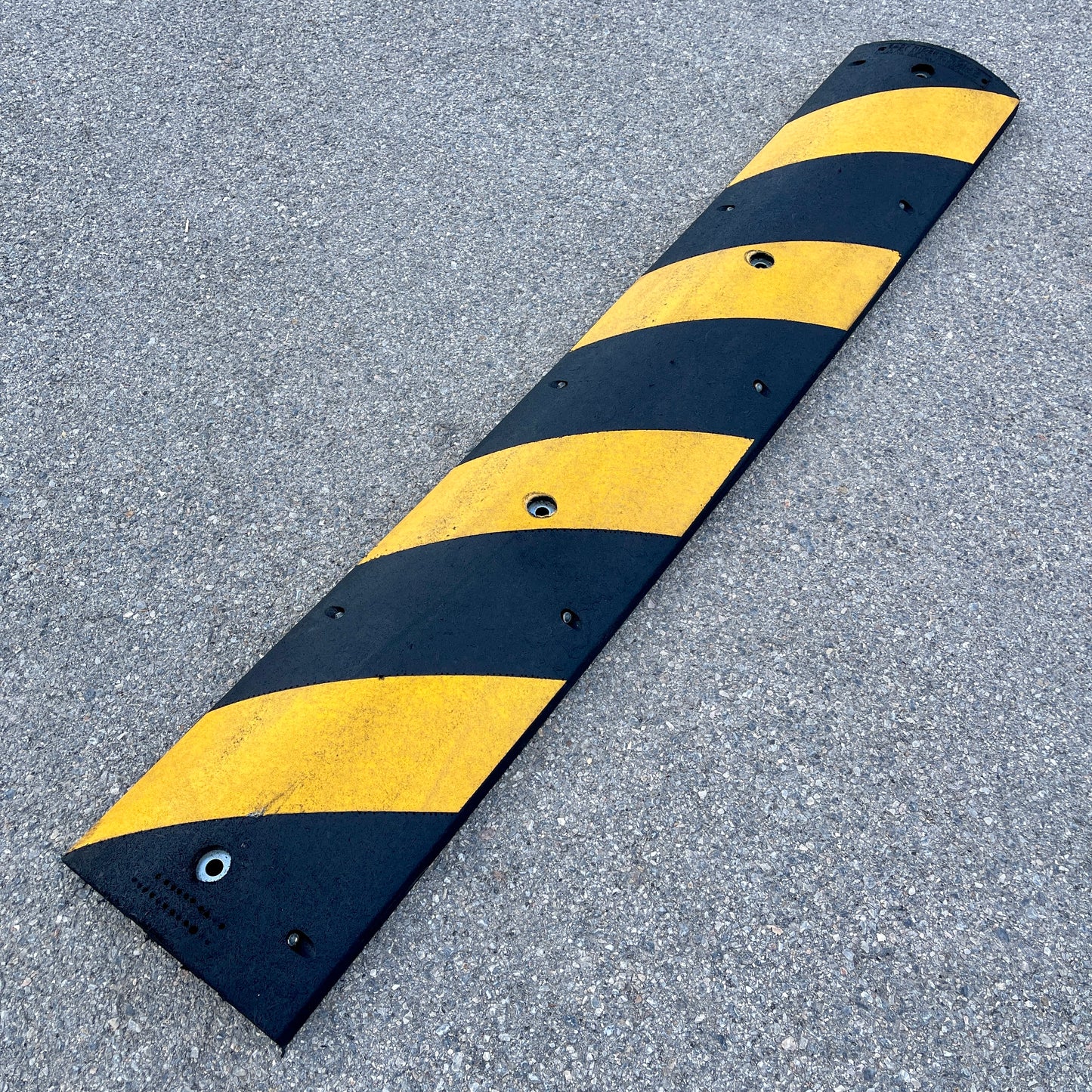 Z@ Grainger Approved Rubber Speed Bump 2.25" X 12" X 6' Black / Yellow (New)