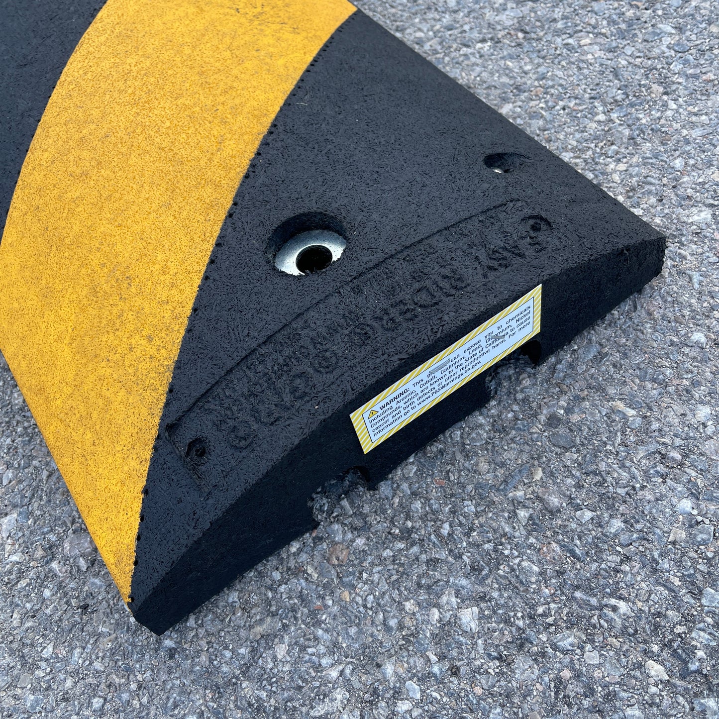 Z@ Grainger Approved Rubber Speed Bump 2.25" X 12" X 6' Black / Yellow (New)