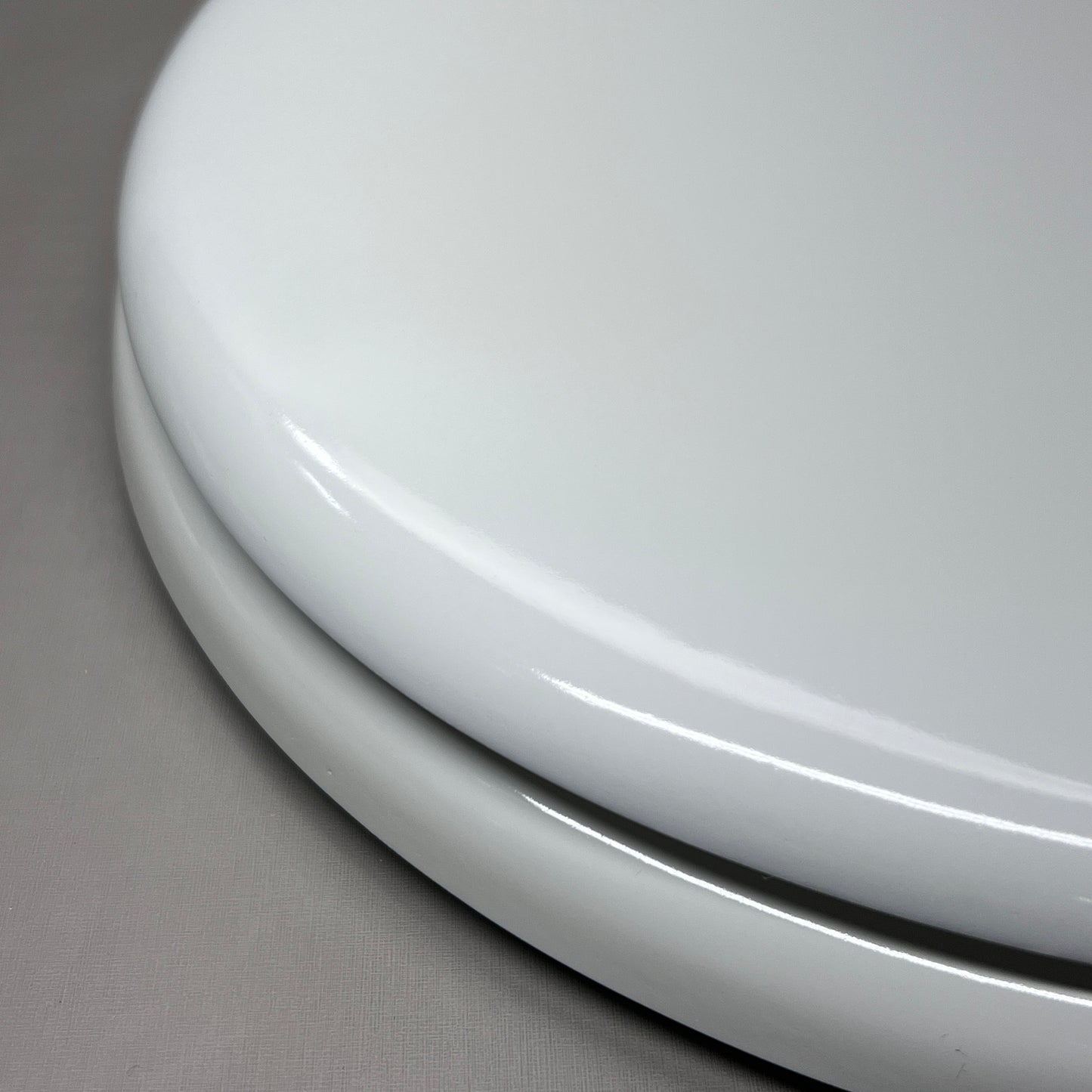 BENEKE Round Toilet Seat Enameled Molded Wood White XM30TM 000 (New)