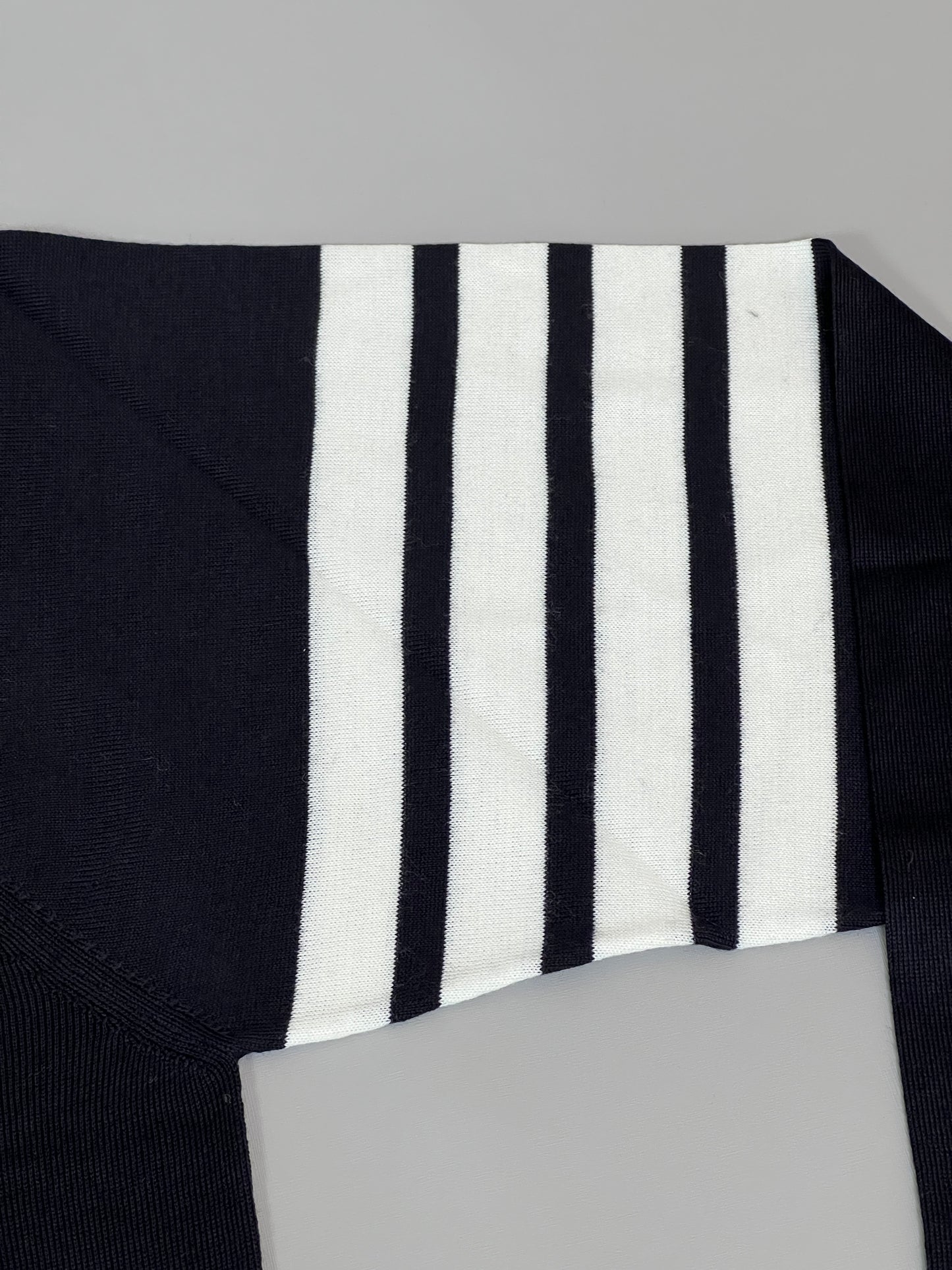 THOM BROWNE New York Classic Crewneck Pullover w/4 Bar Sleeve in Sustainable Fine Merino Wool Navy Size 3 (New)