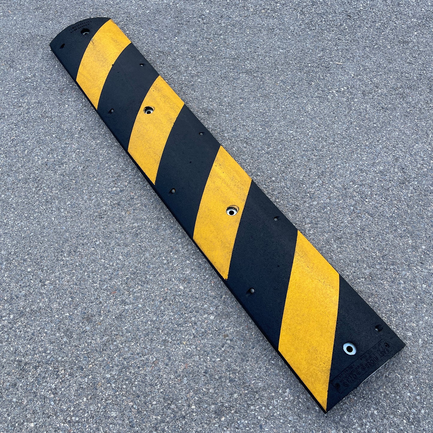 Z@ Grainger Approved Rubber Speed Bump 2.25" X 12" X 6' Black / Yellow (New)