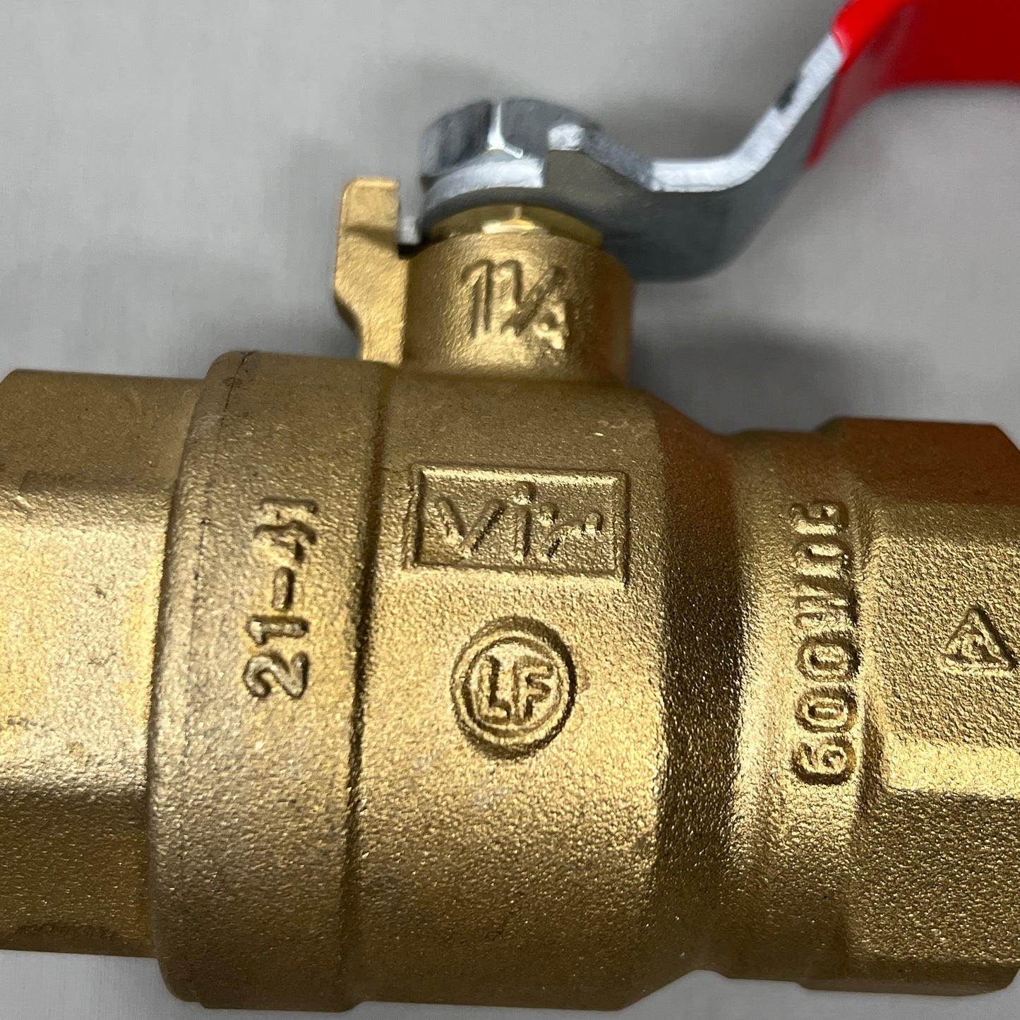 RED-WHITE VALVE Brass Full-Port Ball Valve 1-1/4" 1.47 lb 5592AB (New)